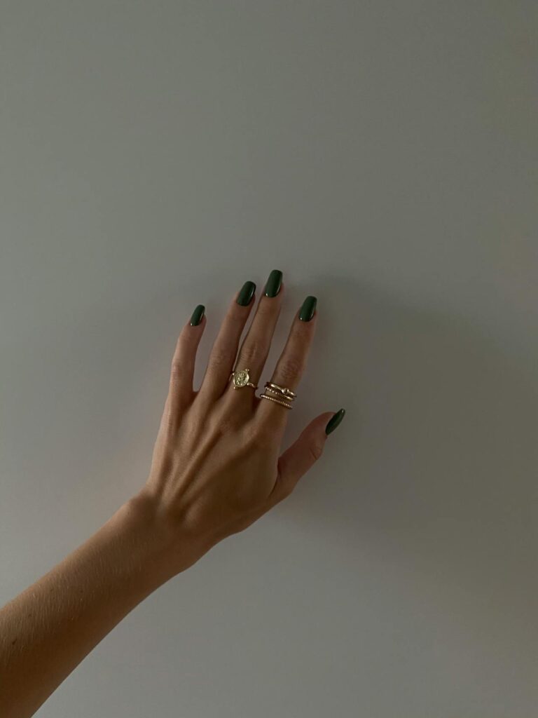 paznokcie butelkowa zieleń