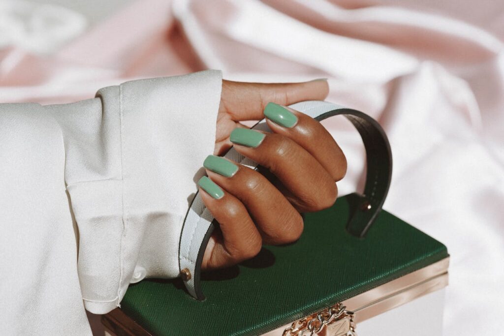 paznokcie butelkowa zieleń na jesień