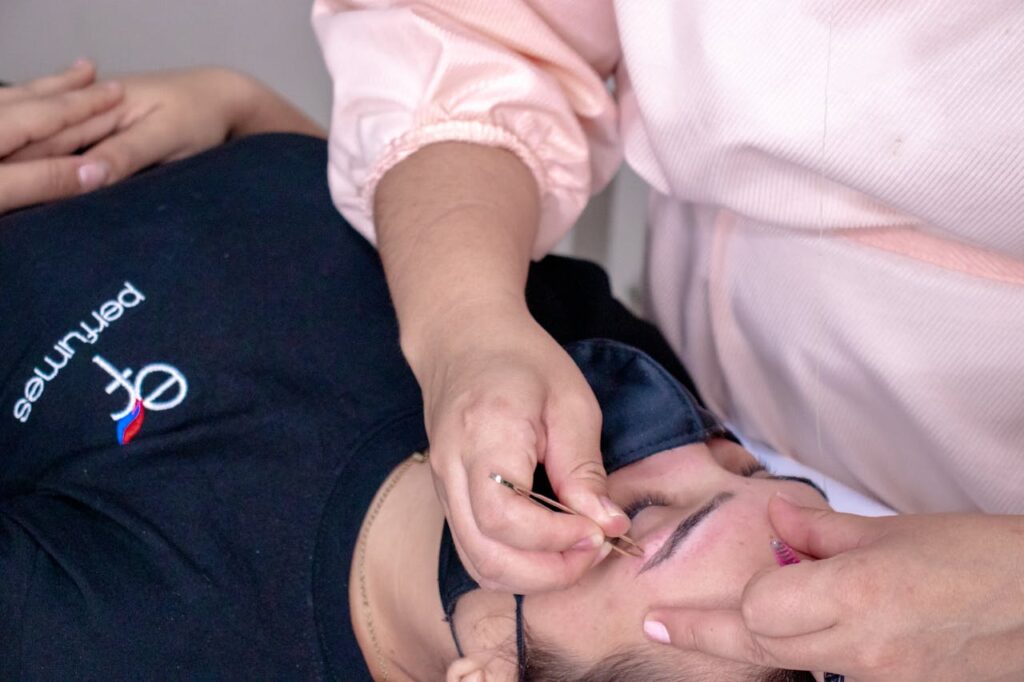 profesjonalna regulacja brwi - kiedy się zdecydować