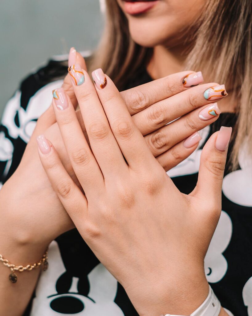 kolorowe paznokcie we wzory