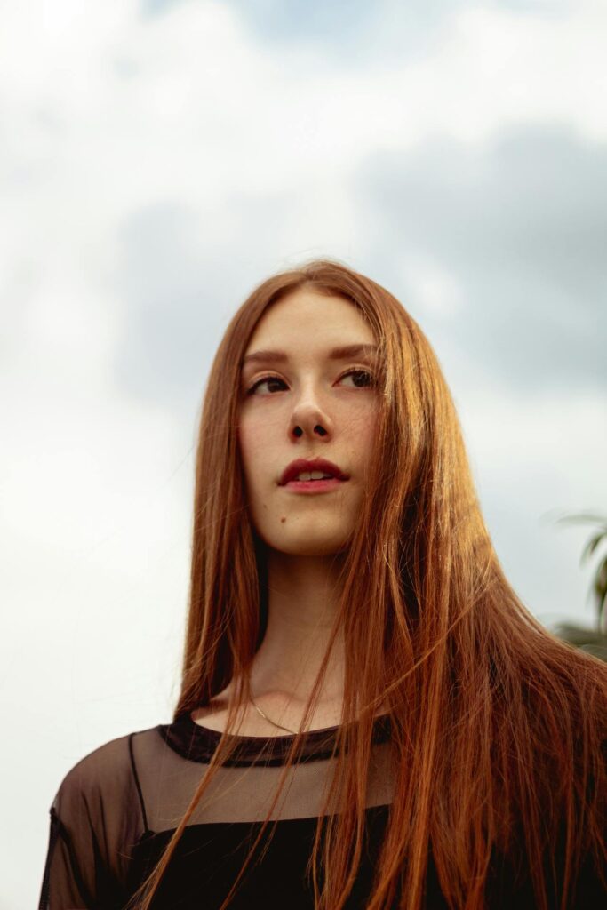 kobieta z podłużną twarzą