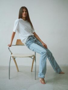 jaka bluzka do szerokich spodni