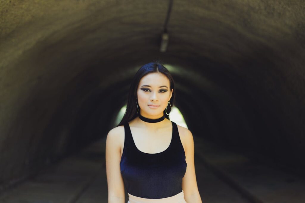 kobieta z okrągłą twarzą