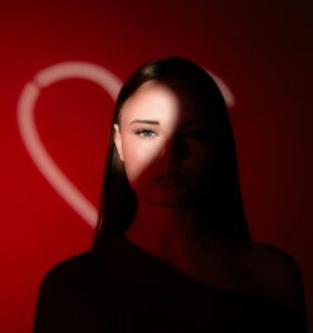 twarz w kształcie serca