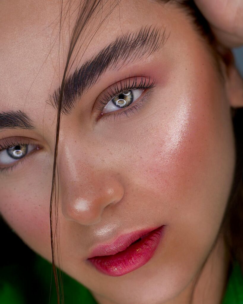 dzienny makijaż z rozświetlaczem