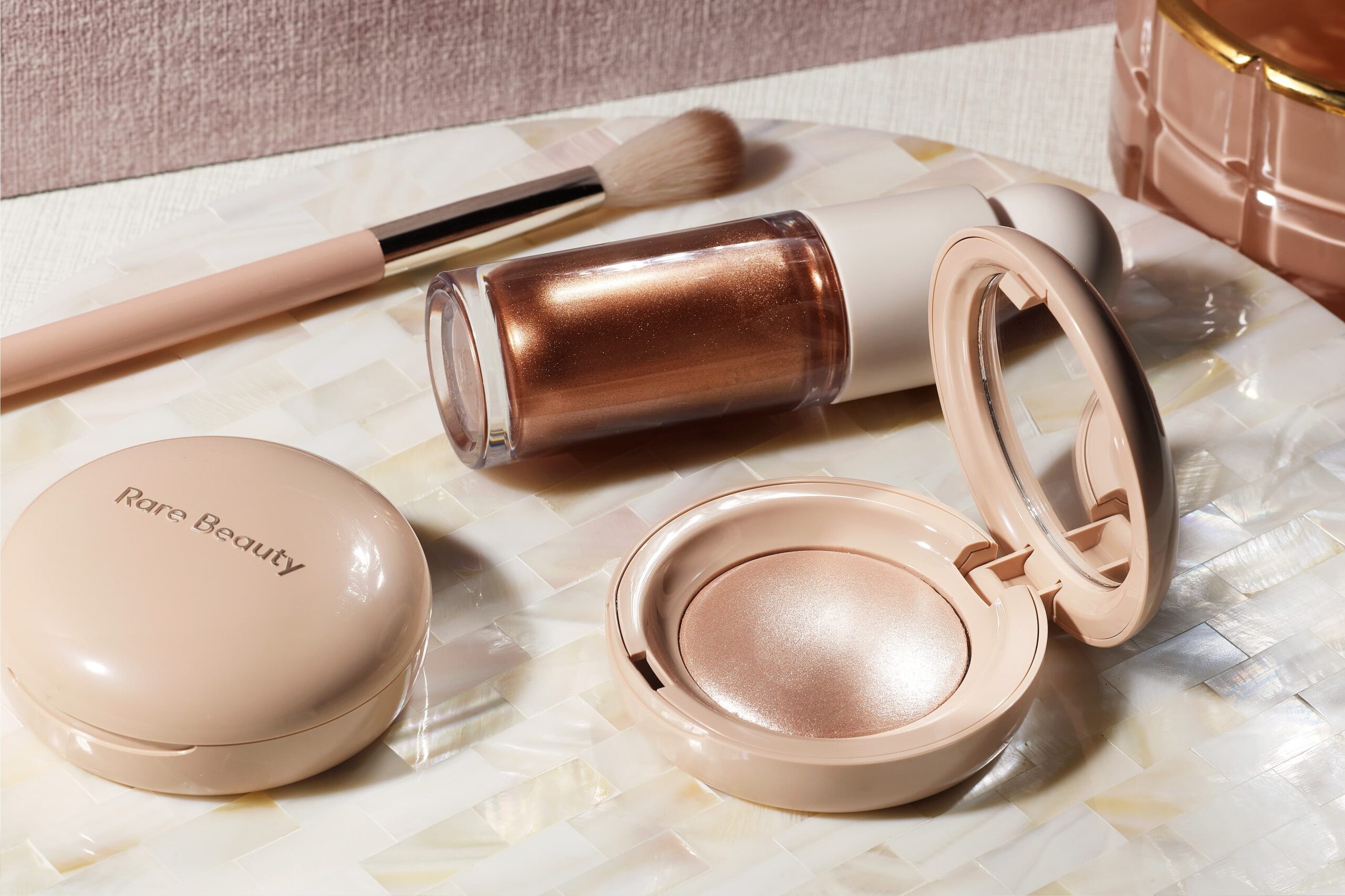 Rare Beauty rozświetlacz vs Rare Luminizer